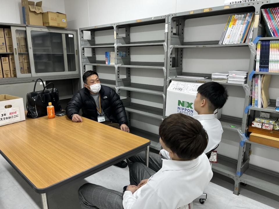 生徒と対話する様子