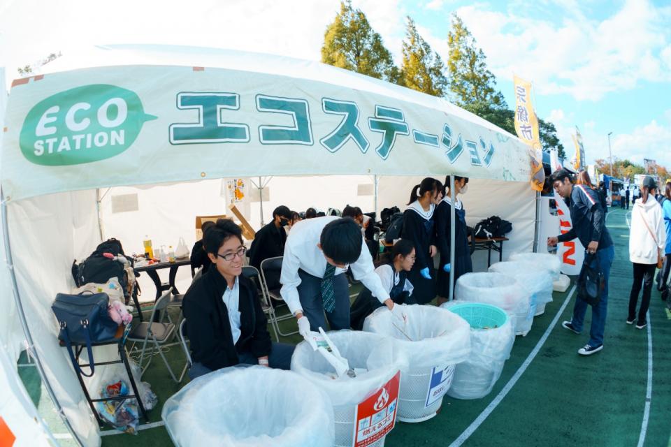 宗像フェス会場で日韓の学生でエコステーション運営